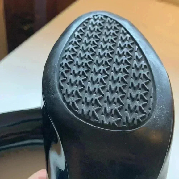 Michael Kors, peep toe patent leather shoe, 3” heel and a 1” hidden pla… - Picture 9 of 12